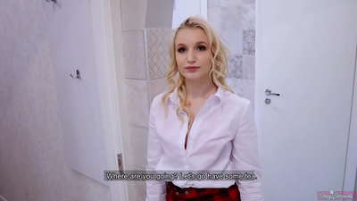 Ung college pige er sin kæreste utro med hans ven | POV og sperm inde i hendes fisse!