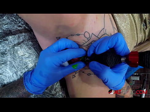 ❤️ Ekstremt tatoveret hottie Sully Savage fik en tatovering på sin klitoris ❤️❌ Skøn porno at da.poliglass34.ru ❌️❤